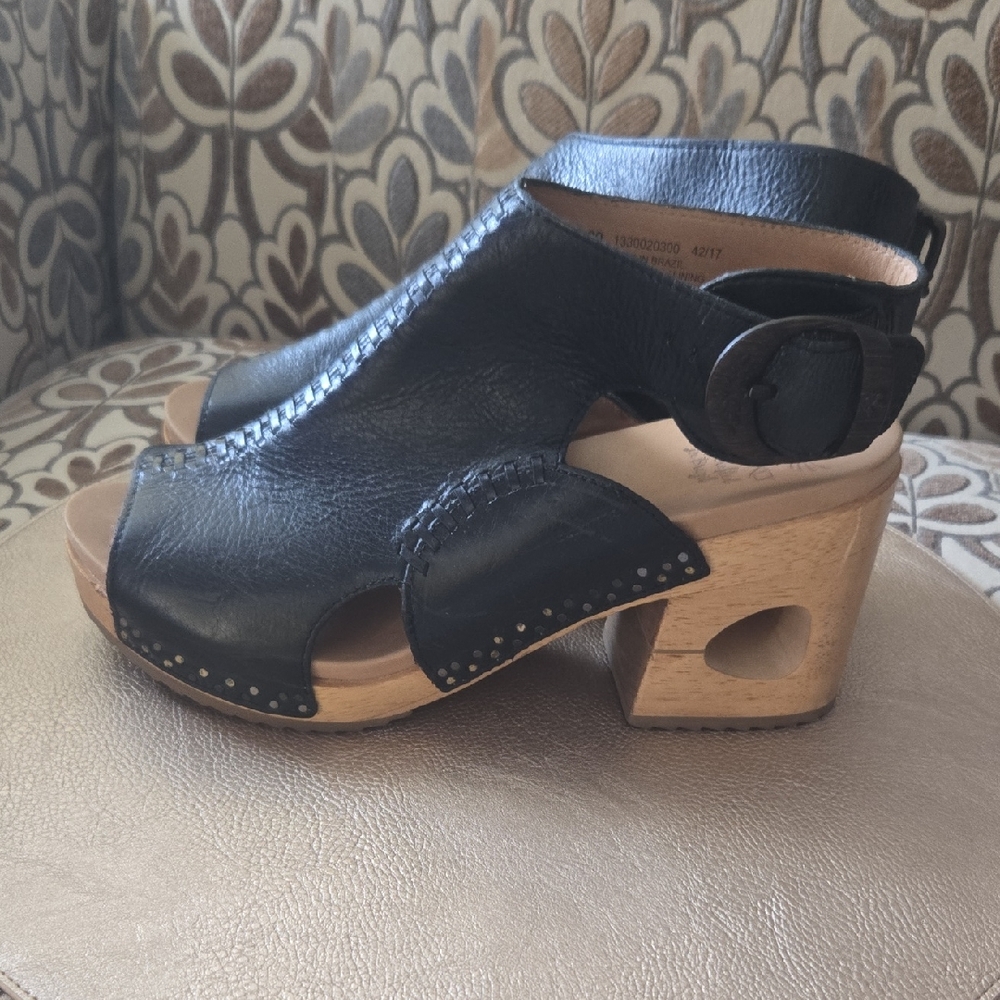 Dansko Stylish Black Leather Women's Sandals.